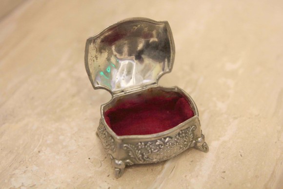 Маленькая шкатулочка с романтическим сюжетом