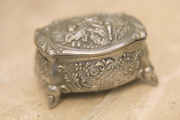 Маленькая шкатулочка с романтическим сюжетом