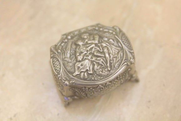 Маленькая шкатулочка с романтическим сюжетом