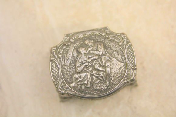 Маленькая шкатулочка с романтическим сюжетом