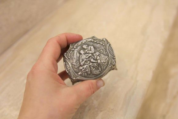 Маленькая шкатулочка с романтическим сюжетом