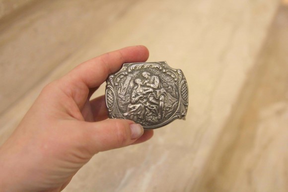 Маленькая шкатулочка с романтическим сюжетом