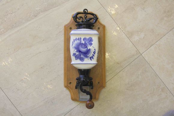 Старинная настенная кофемолка. Европа. Начало 20 века