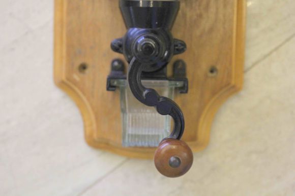 Старинная настенная кофемолка. Европа. Начало 20 века