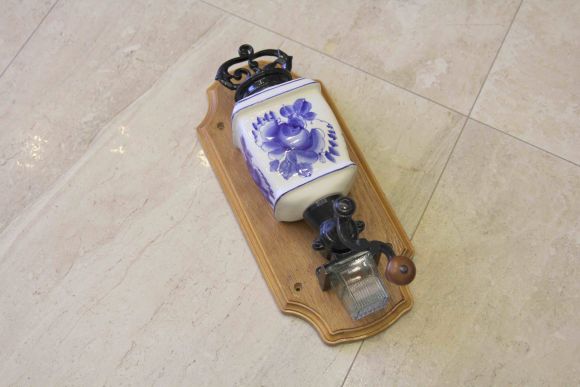 Старинная настенная кофемолка. Европа. Начало 20 века