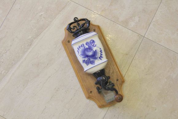 Старинная настенная кофемолка. Европа. Начало 20 века