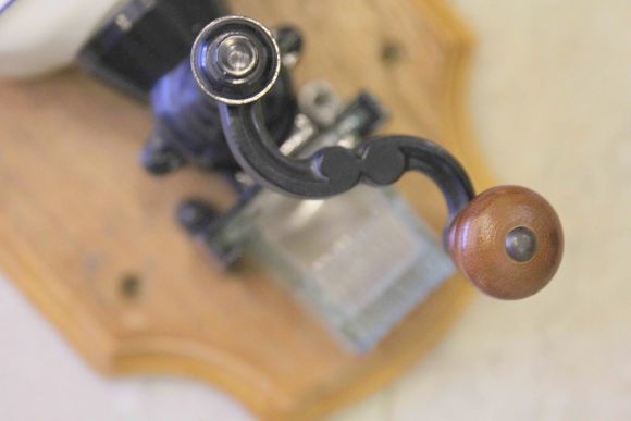 Старинная настенная кофемолка. Европа. Начало 20 века