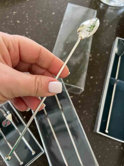 Серебряные коктейльные ложки и вилки для лимона.