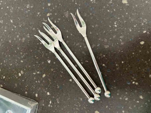 Серебряные коктейльные ложки и вилки для лимона.