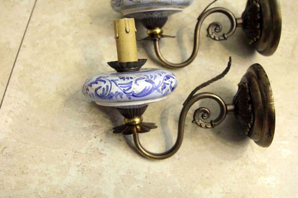 Настенное бра из металла с керамическими вставками