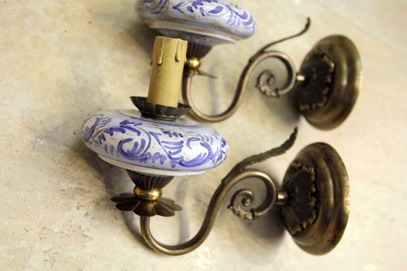 Настенное бра из металла с керамическими вставками