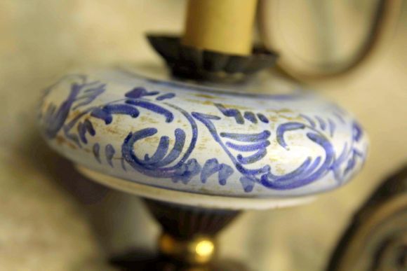 Настенное бра из металла с керамическими вставками