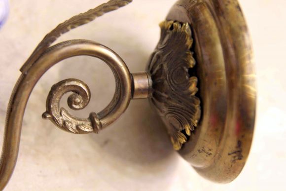 Настенное бра из металла с керамическими вставками