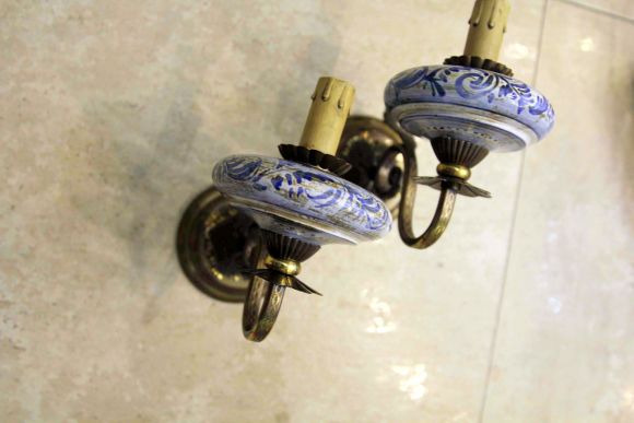 Настенное бра из металла с керамическими вставками