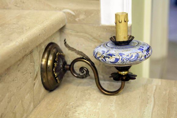 Настенное бра из металла с керамическими вставками