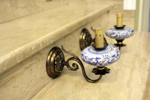 Настенное бра из металла с керамическими вставками