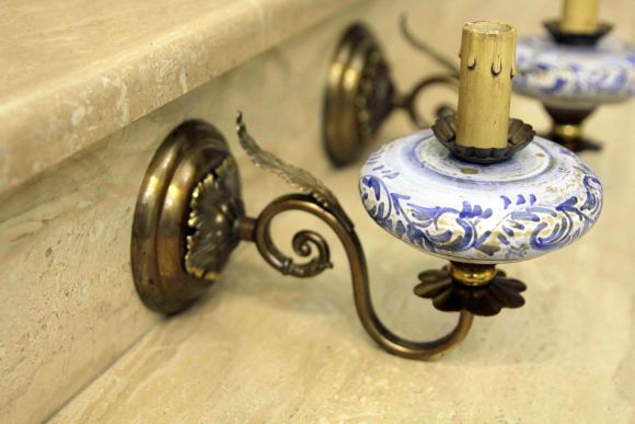 Настенное бра из металла с керамическими вставками