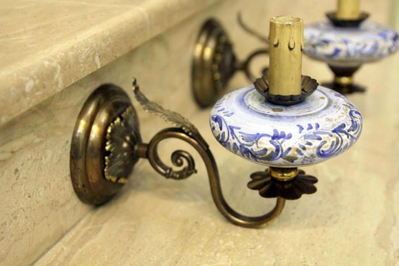 Настенное бра из металла с керамическими вставками