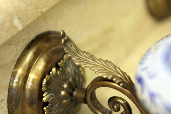 Настенное бра из металла с керамическими вставками