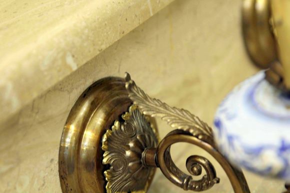 Настенное бра из металла с керамическими вставками