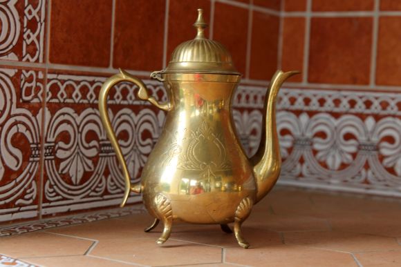 Тяжёлый латунный кофейник на ножках