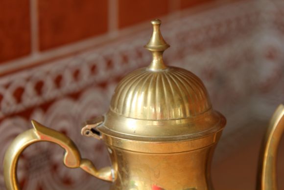 Тяжёлый латунный кофейник на ножках