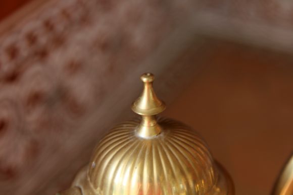 Тяжёлый латунный кофейник на ножках