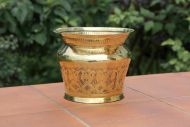 Отполированное латунное кашпо - горшок для цветов. Отполированное латунное кашпо - горшок для цветов.
