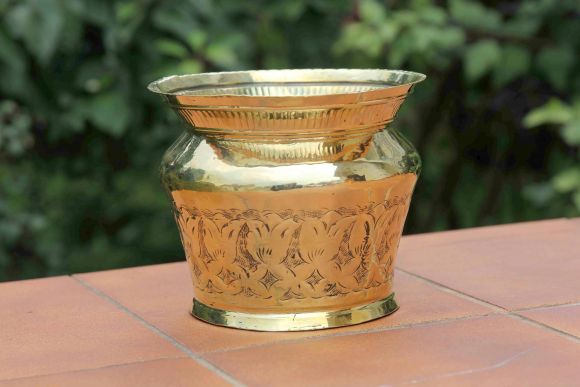 Отполированное латунное кашпо - горшок для цветов.