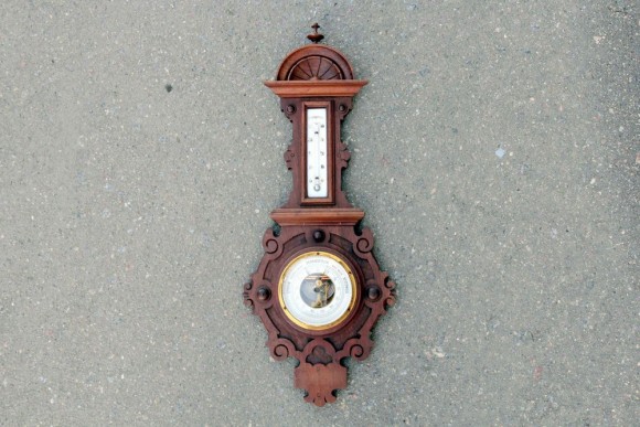 Антикварный барометр с градусником в резной раме из массива.