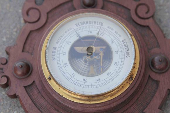 Антикварный барометр с градусником в резной раме из массива.