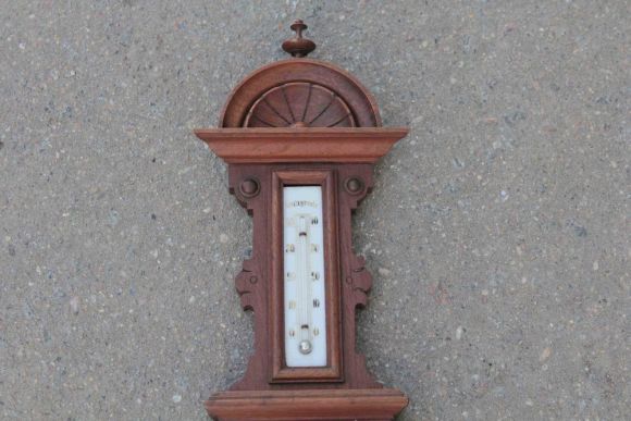 Антикварный барометр с градусником в резной раме из массива.