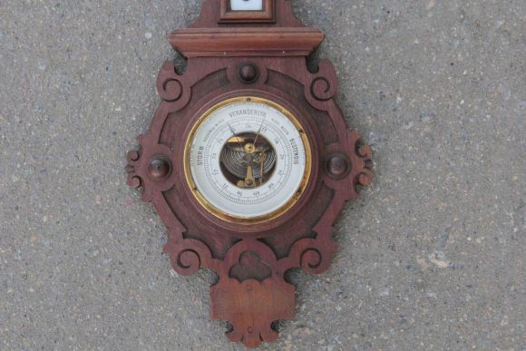 Антикварный барометр с градусником в резной раме из массива.