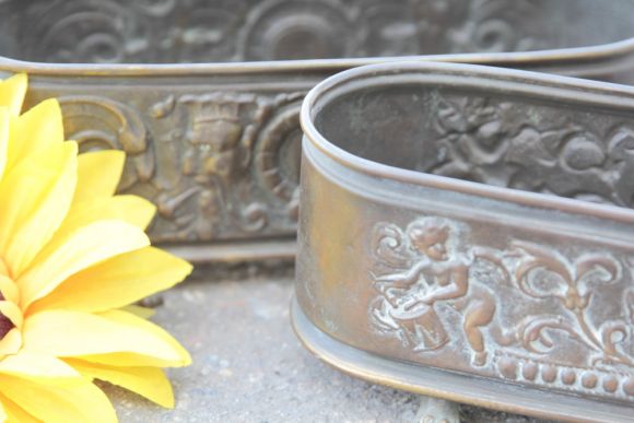 Пара старинных кашпо на ножках в патине