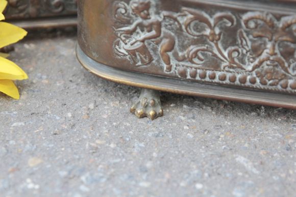 Пара старинных кашпо на ножках в патине