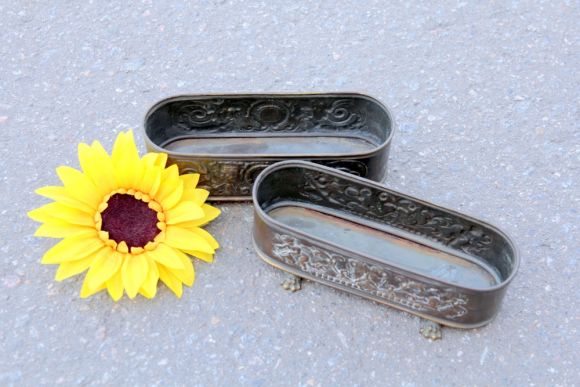 Пара старинных кашпо на ножках в патине