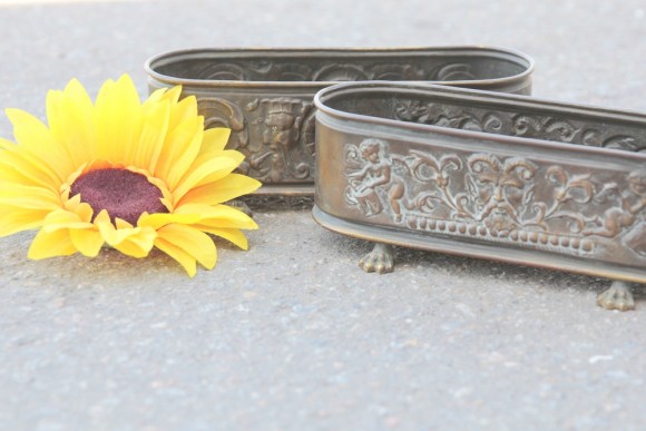 Пара старинных кашпо на ножках в патине