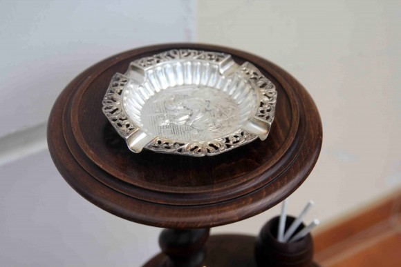 Замечательный курительный столик из массива дуба. Европа. Середина 20 века