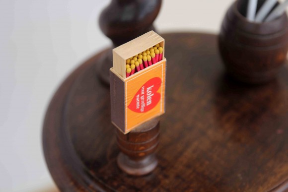 Замечательный курительный столик из массива дуба. Европа. Середина 20 века