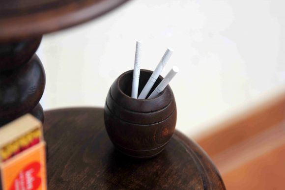 Замечательный курительный столик из массива дуба. Европа. Середина 20 века