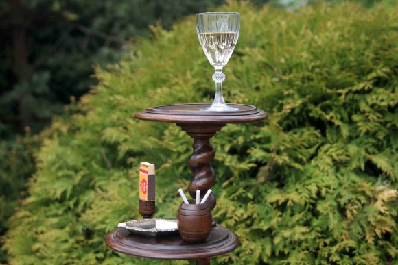 Замечательный курительный столик из массива дуба. Европа. Середина 20 века