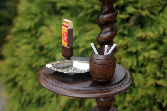 Замечательный курительный столик из массива дуба. Европа. Середина 20 века