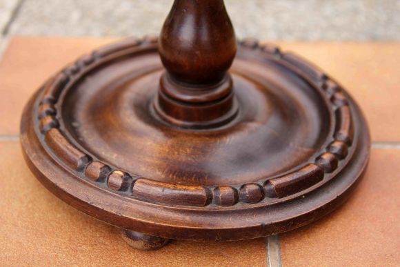 Замечательный курительный столик из массива дуба. Европа. Середина 20 века