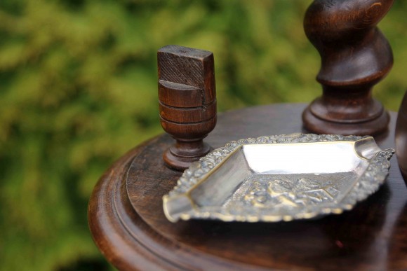 Замечательный курительный столик из массива дуба. Европа. Середина 20 века