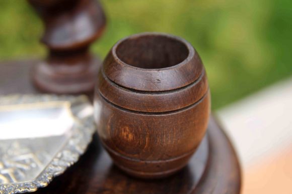 Замечательный курительный столик из массива дуба. Европа. Середина 20 века