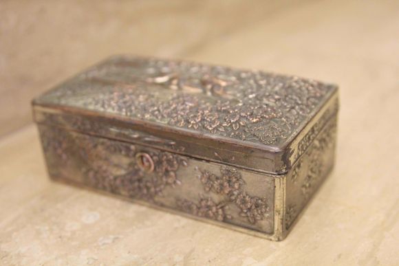 Тяжелая шкатулка с замочком и двумя ангелочками, украшена красным винтажным бархатом