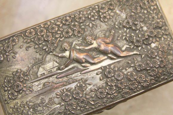 Тяжелая шкатулка с замочком и двумя ангелочками, украшена красным винтажным бархатом