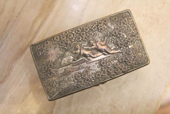 Тяжелая шкатулка с замочком и двумя ангелочками, украшена красным винтажным бархатом