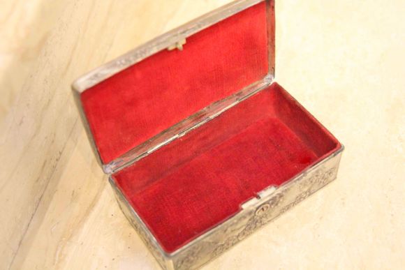 Тяжелая шкатулка с замочком и двумя ангелочками, украшена красным винтажным бархатом