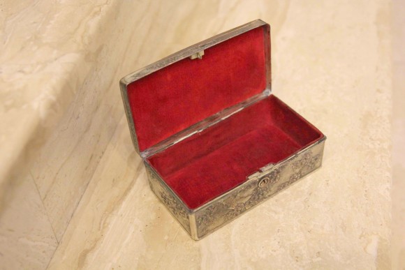 Тяжелая шкатулка с замочком и двумя ангелочками, украшена красным винтажным бархатом